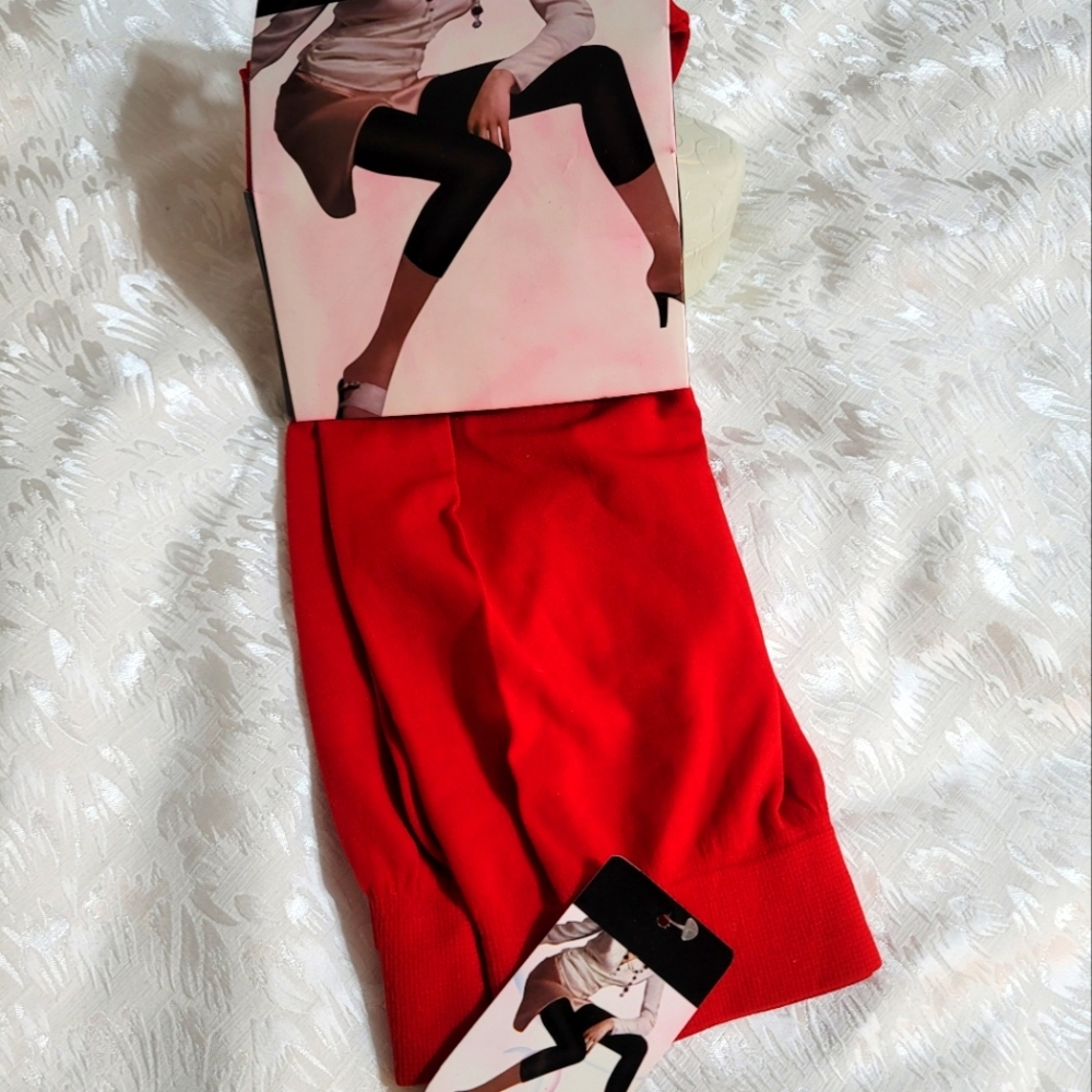 NWT - Capri "True Red" Leggings🦵💕